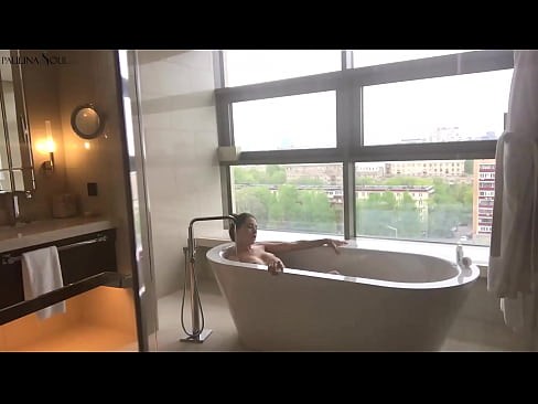❤️ Ogromna bejba strastno drka svojo pičko v kopalnici Pravi pornič na porno sl.np64.ru