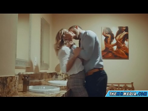❤️ Ko vas prsata blondinka zapelje na javnem stranišču Pravi pornič na porno sl.np64.ru